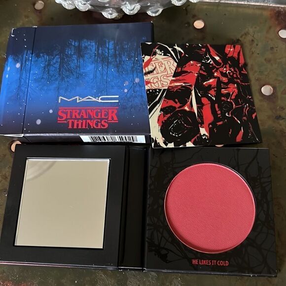1 LEFT! Mac x Stranger Things Blush He Likes It Cold - Picture 1 of 11